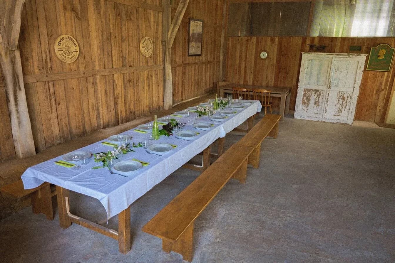 Table lors d'une réception champêtre dans le gite "le bonheur dans notre pré"