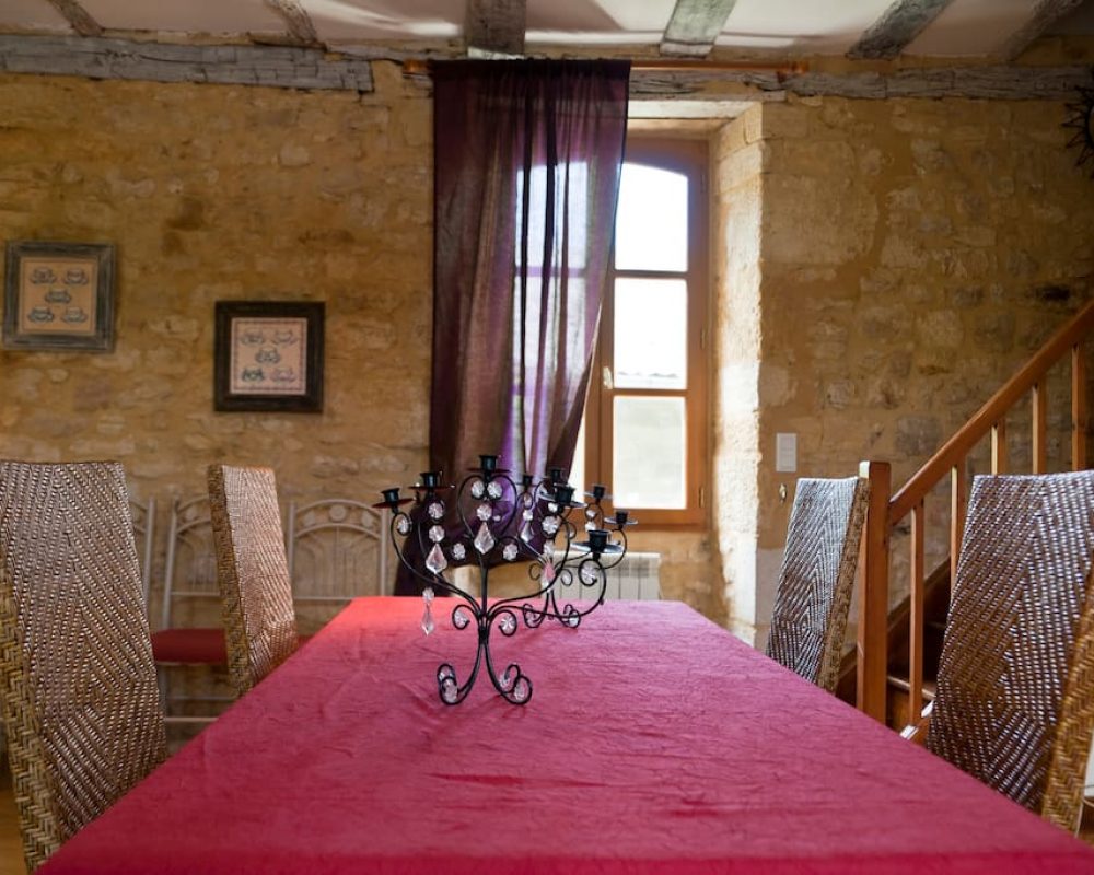 gite-sarlat-monfort-salle-a-manger-table